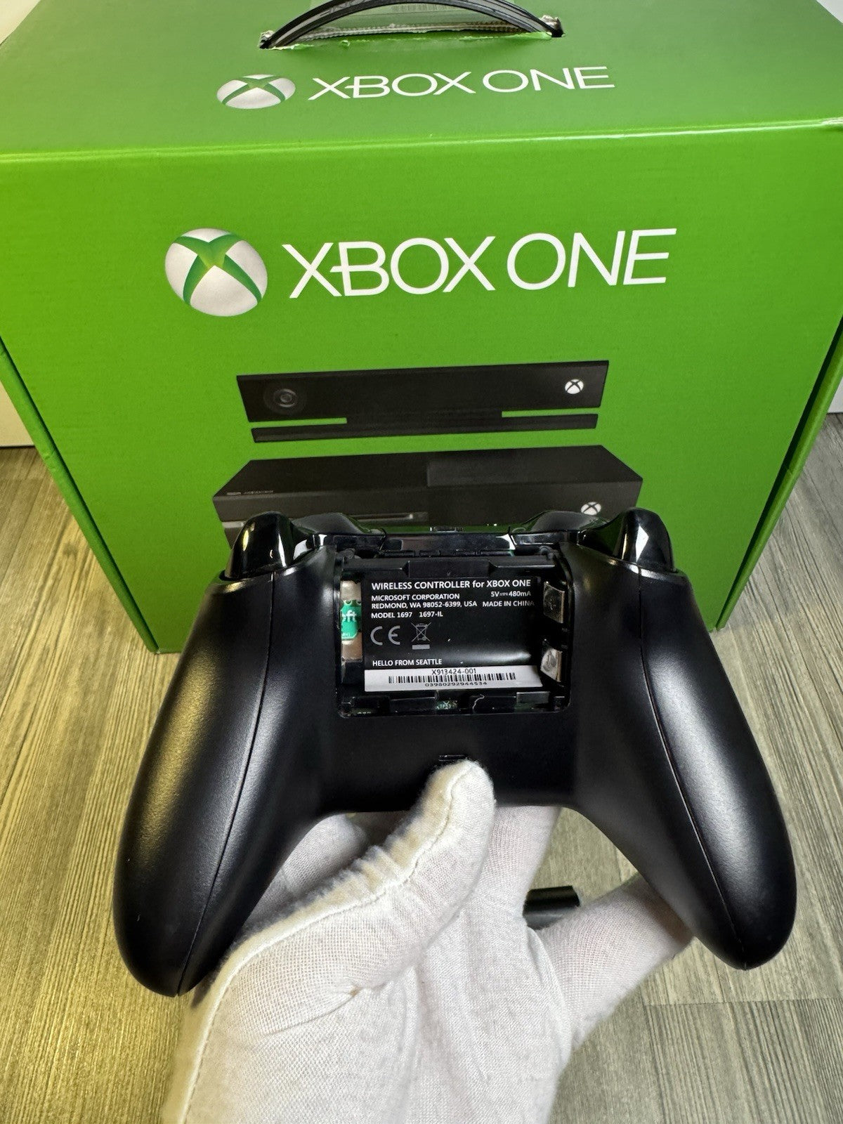 Microsoft Xbox One | Schwarz | 2 Controller + Original Box | Zustand A